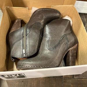 *WORN TWICE INDOORS* in original box!!!!